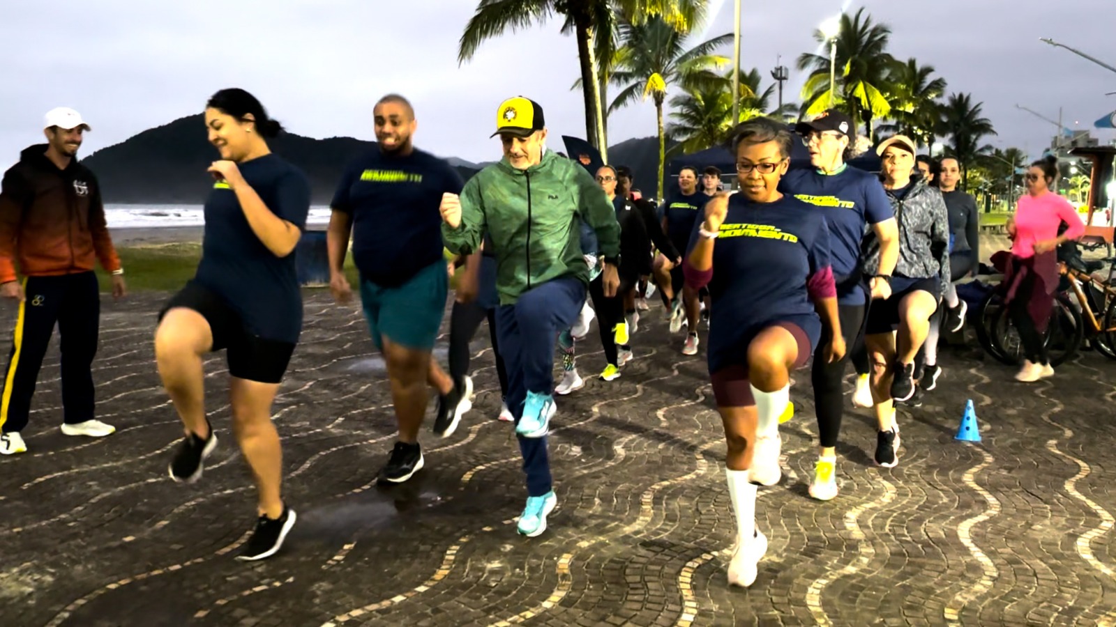 A praia virou estádio: programa gratuito põe Bertioga para correr — e a fila de espera não para de crescer